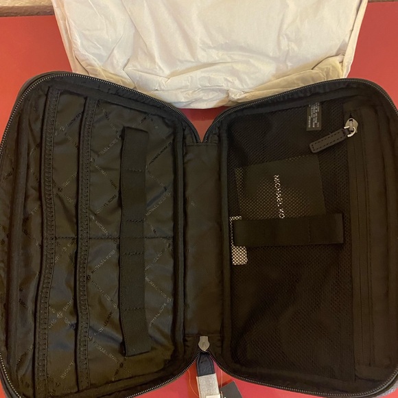 Michael Kors travel case toiletries - Picture 3 of 3